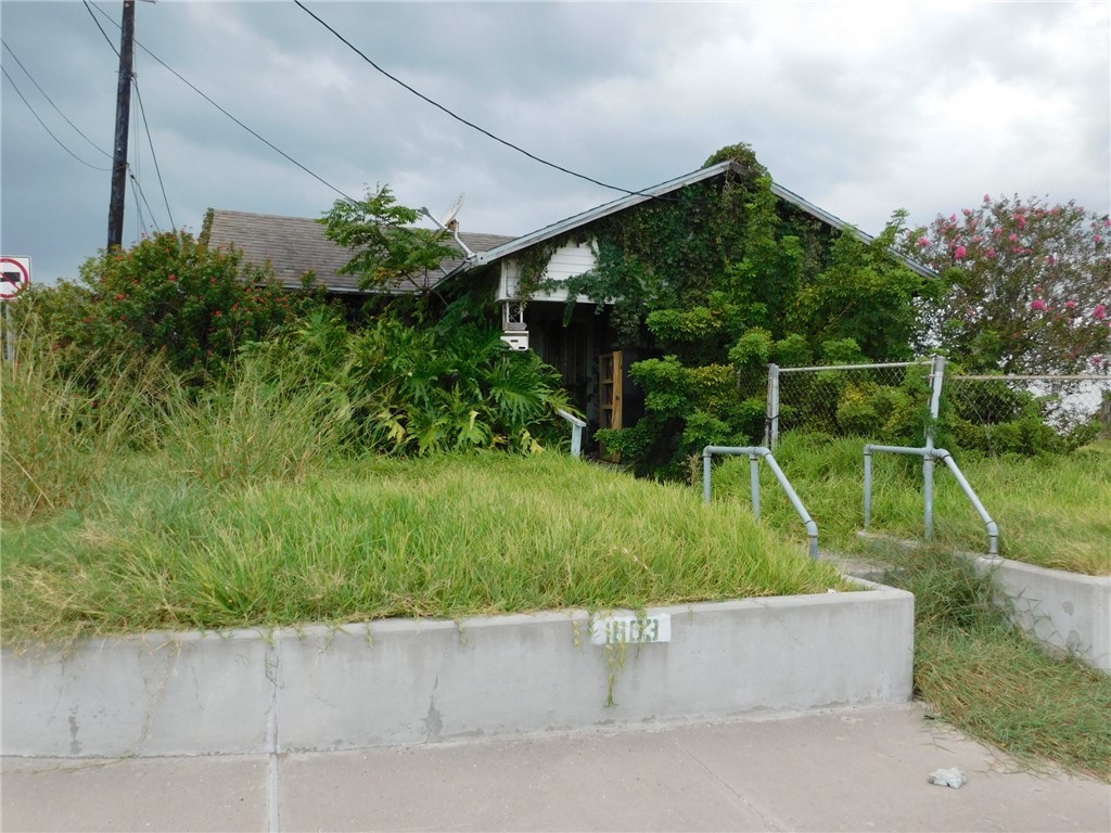 1803 N Port Ave Property Photo 2
