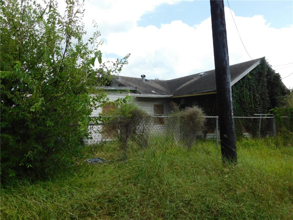 1803 N Port Ave Property Photo 3