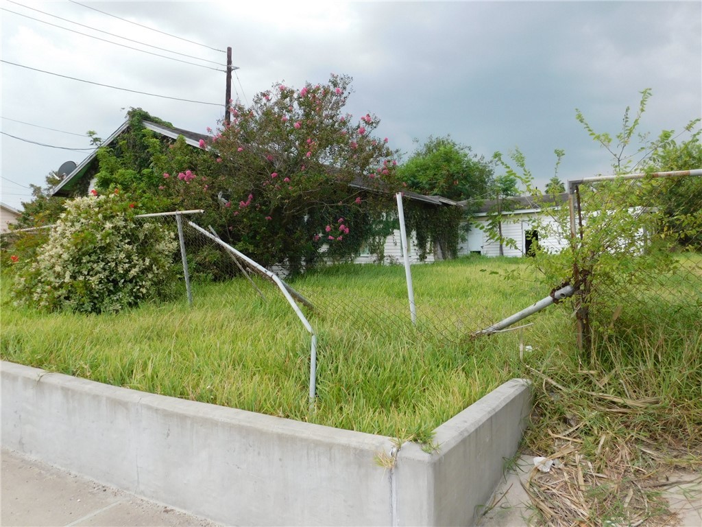 1803 N Port Ave Property Photo 4