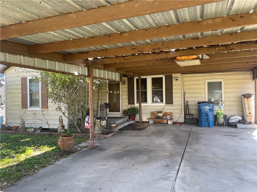 304 E 2nd St Property Photo 3