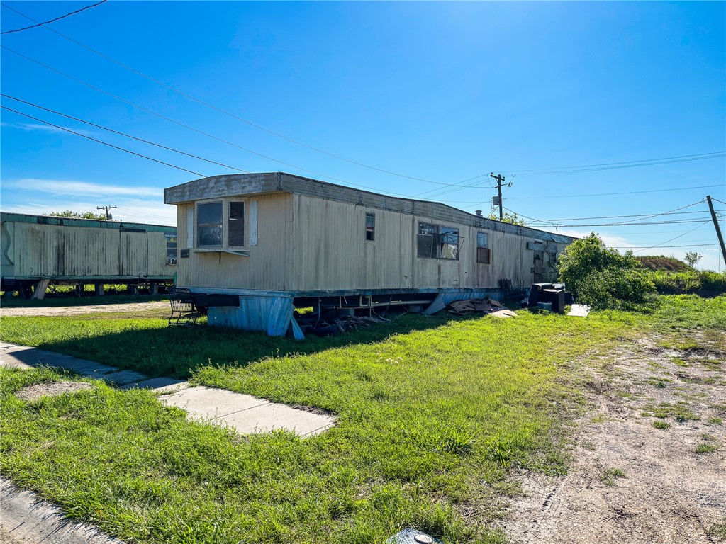 1003 John Wayne Dr Property Photo 2