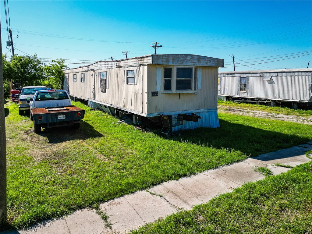 1003 John Wayne Dr Property Photo 15