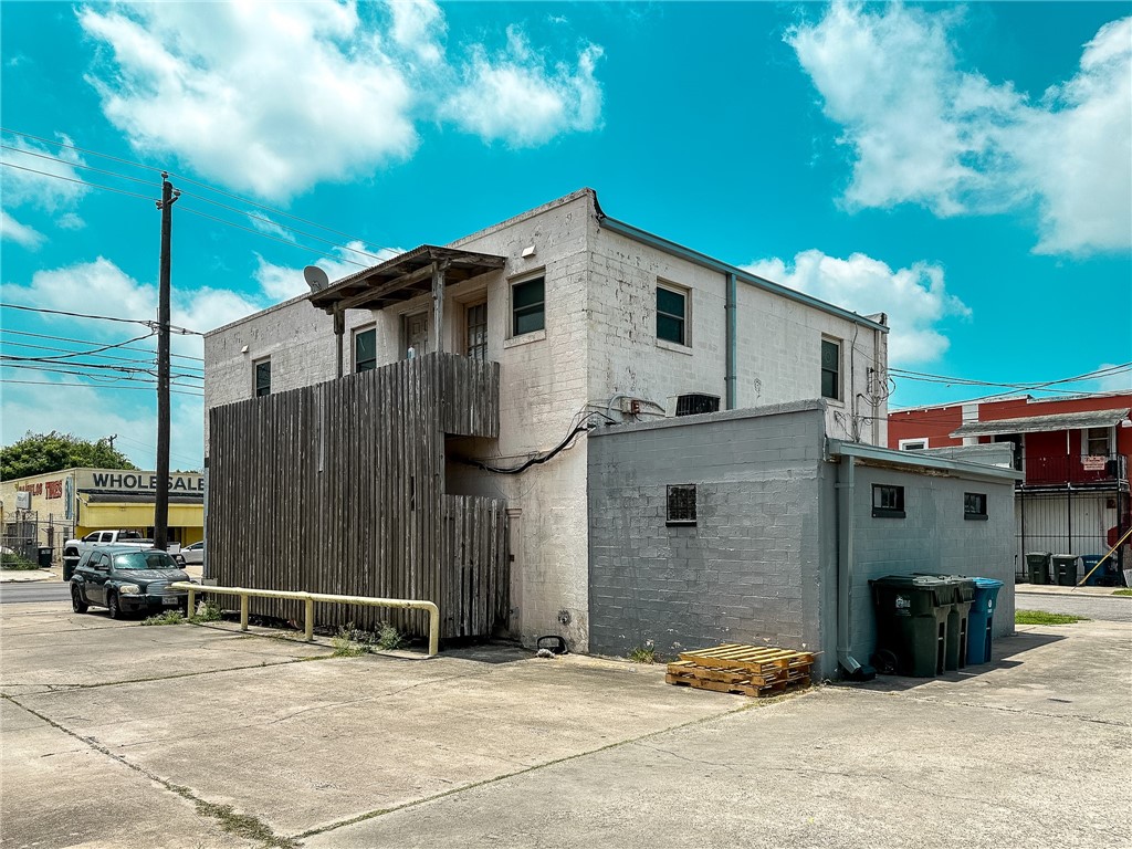 2211-17 Ayers St Property Photo 6
