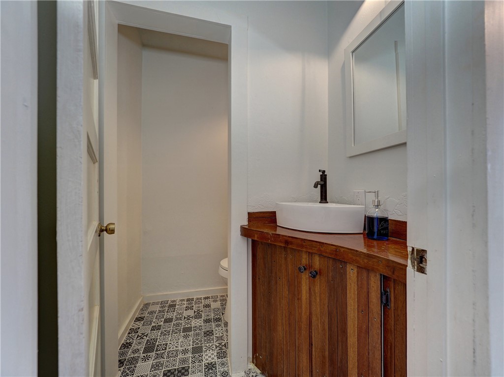 712 S Church St Property Photo 14