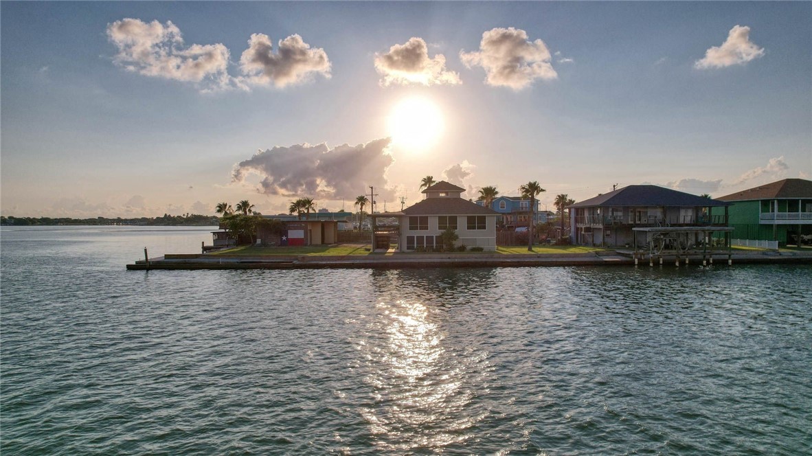 100 Bayshore Dr Property Photo 3