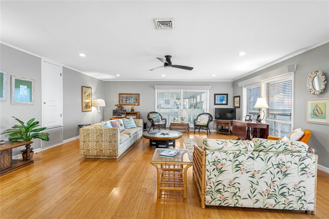 100 Bayshore Dr Property Photo 5