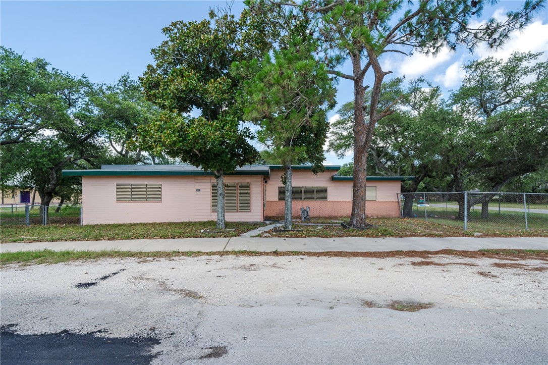 1035 W Goodnight Ave Property Photo 1