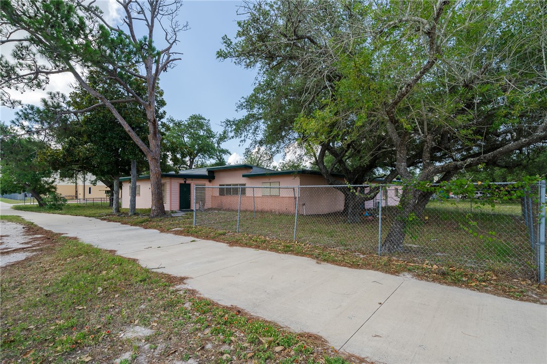1035 W Goodnight Ave Property Photo 4