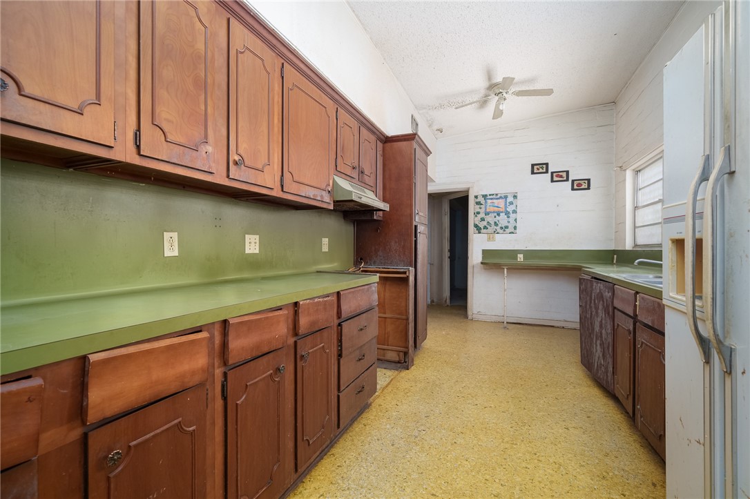 1035 W Goodnight Ave Property Photo 7
