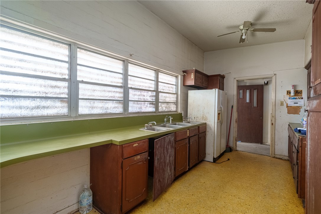1035 W Goodnight Ave Property Photo 8