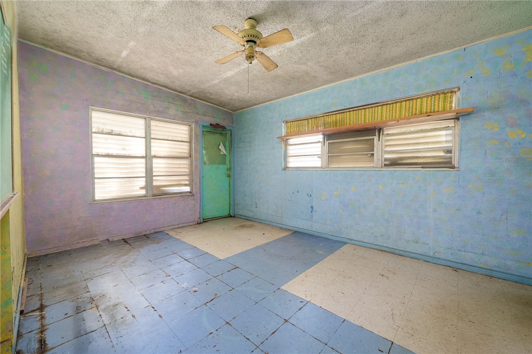 1035 W Goodnight Ave Property Photo 12