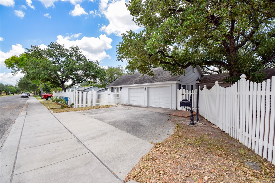 203 S Bowie St Property Photo 29