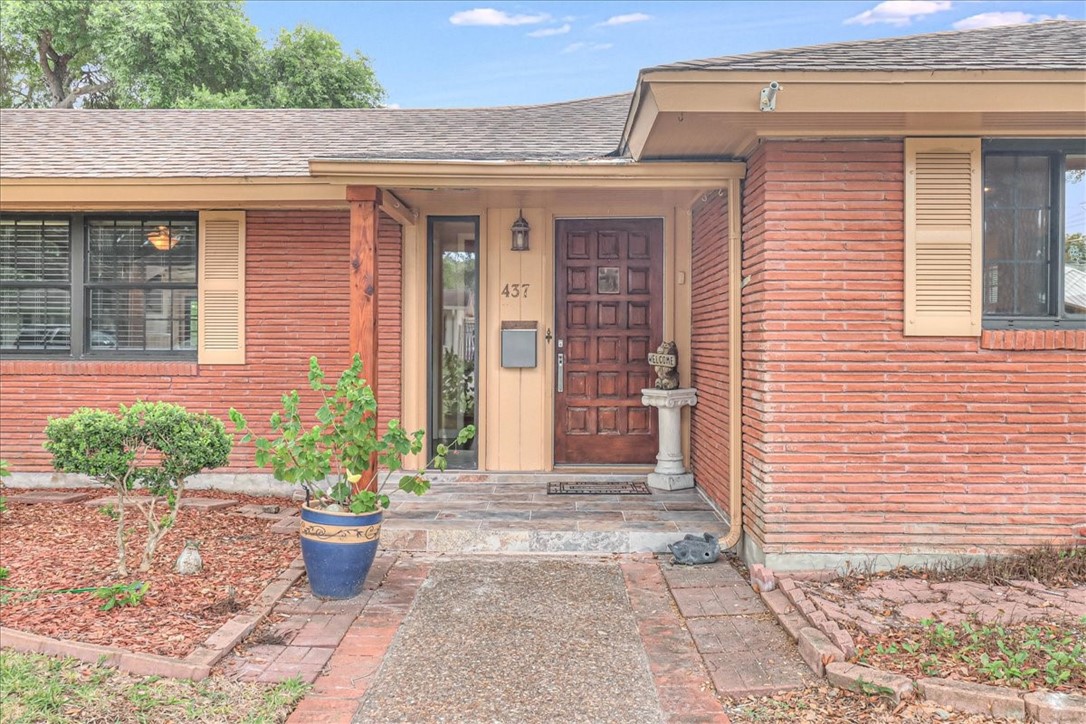 437 Bermuda Pl Property Photo 3