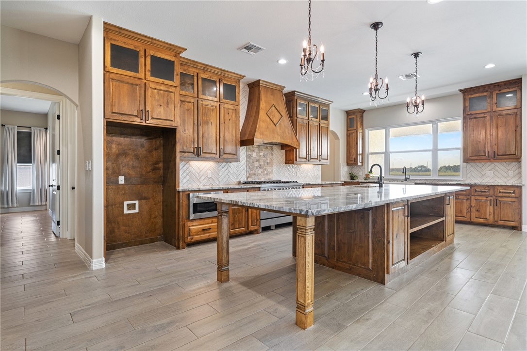 2114 Friesian Dr Property Photo 9