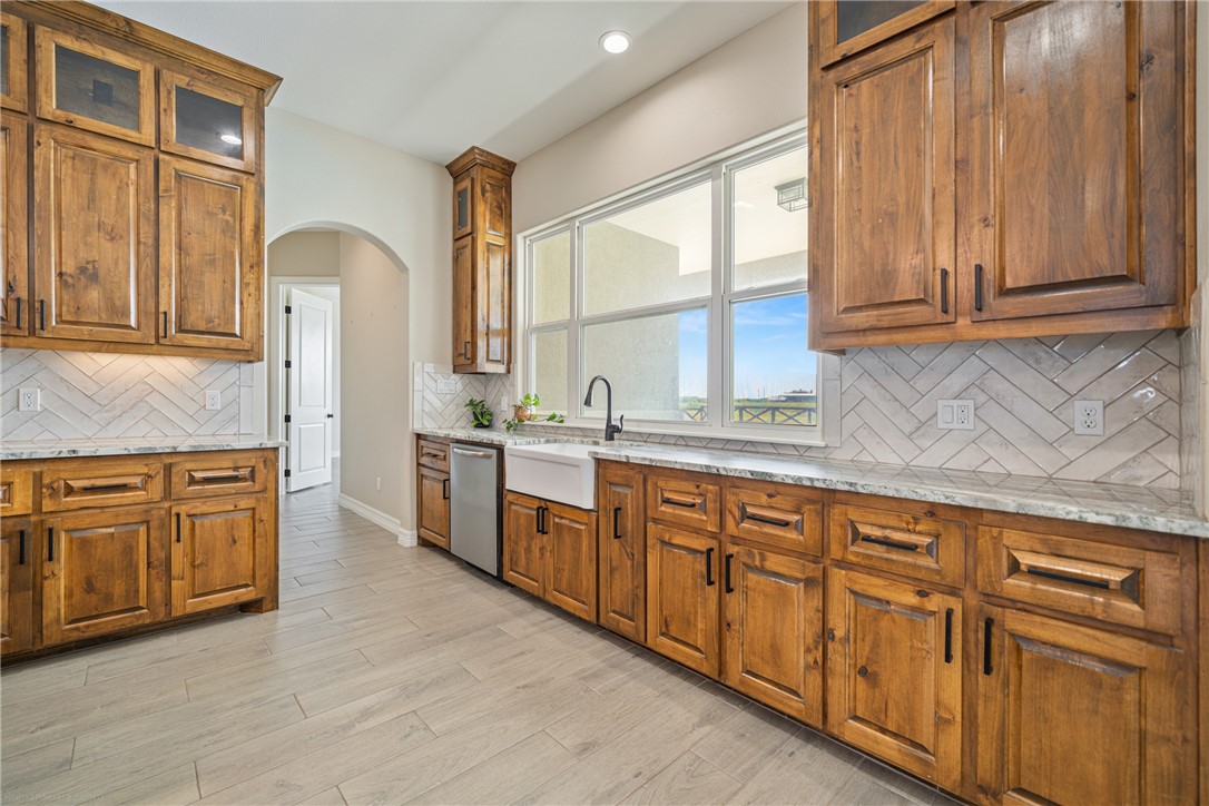 2114 Friesian Dr Property Photo 10