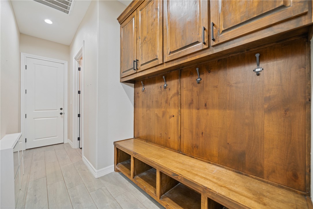 2114 Friesian Dr Property Photo 17