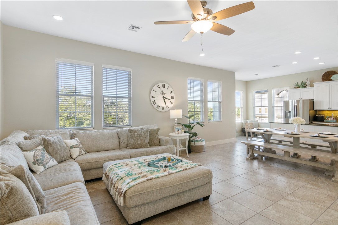 114 Lavaca Circ Property Photo 5