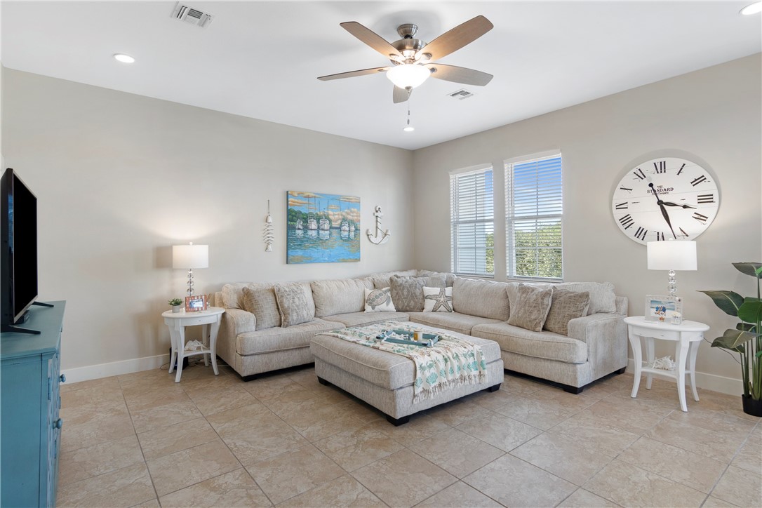 114 Lavaca Circ Property Photo 6