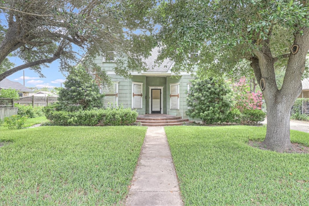 304 E Avenue I Property Photo 1