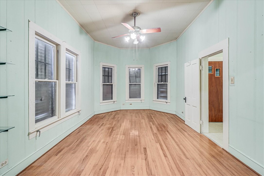 304 E Avenue I Property Photo 3