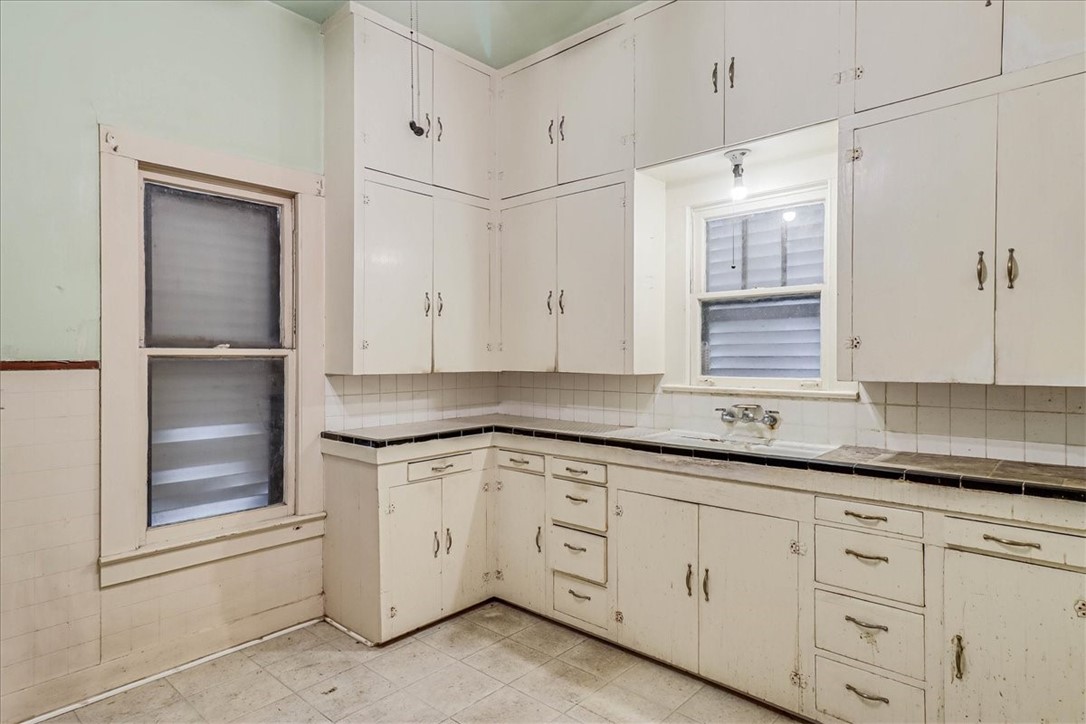 304 E Avenue I Property Photo 7