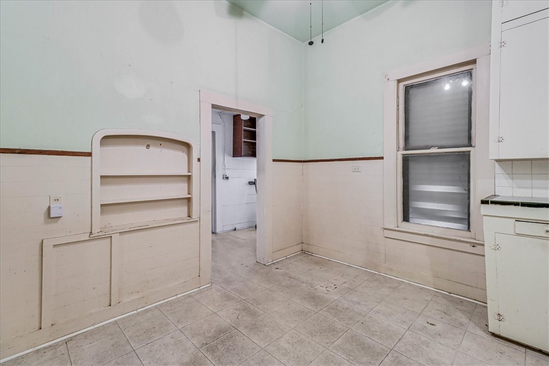 304 E Avenue I Property Photo 9