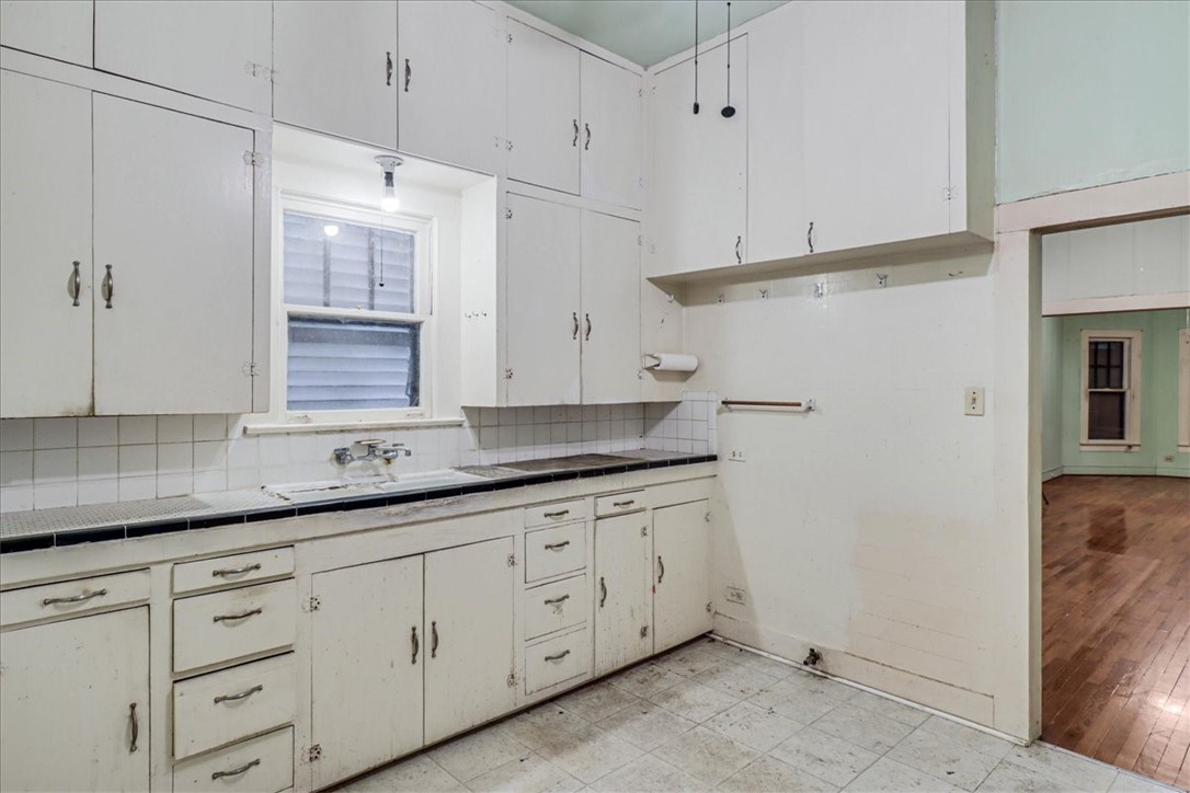 304 E Avenue I Property Photo 11