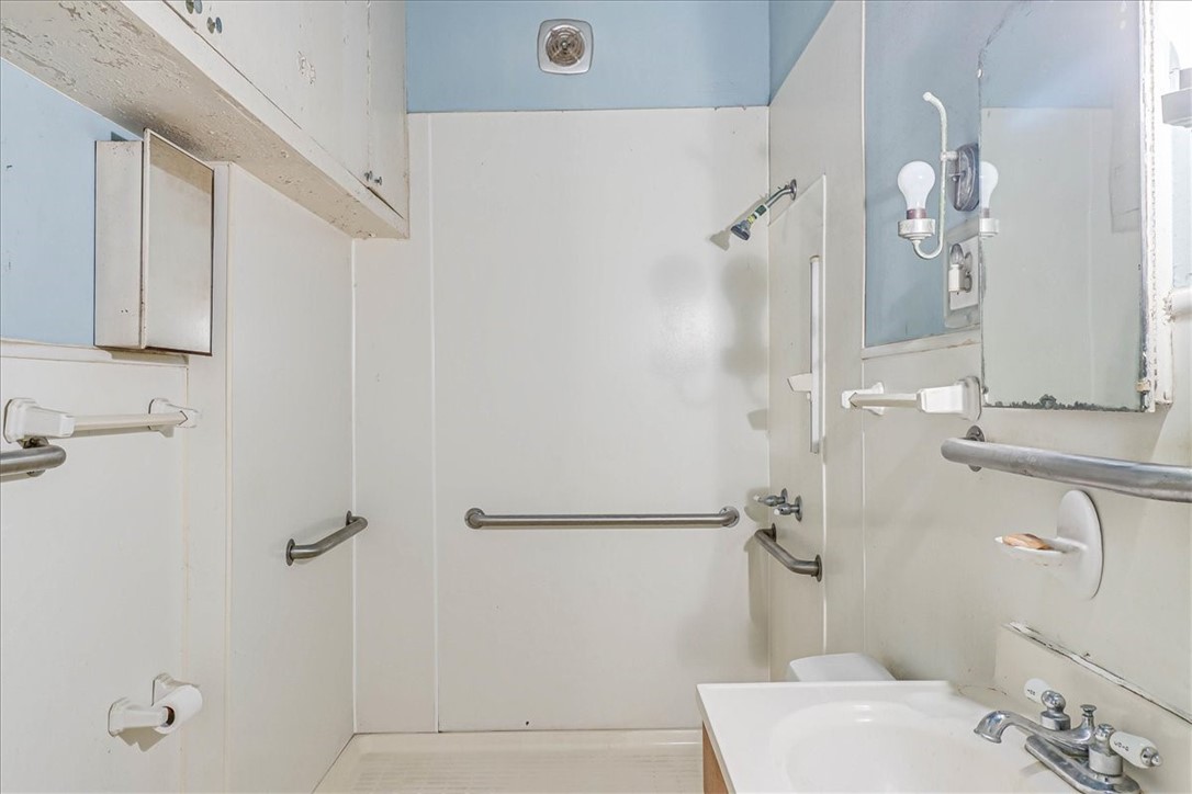 304 E Avenue I Property Photo 24
