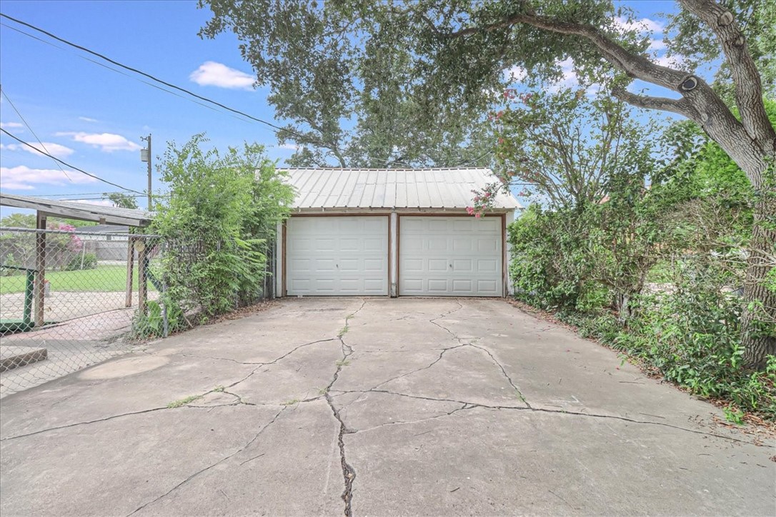 304 E Avenue I Property Photo 38