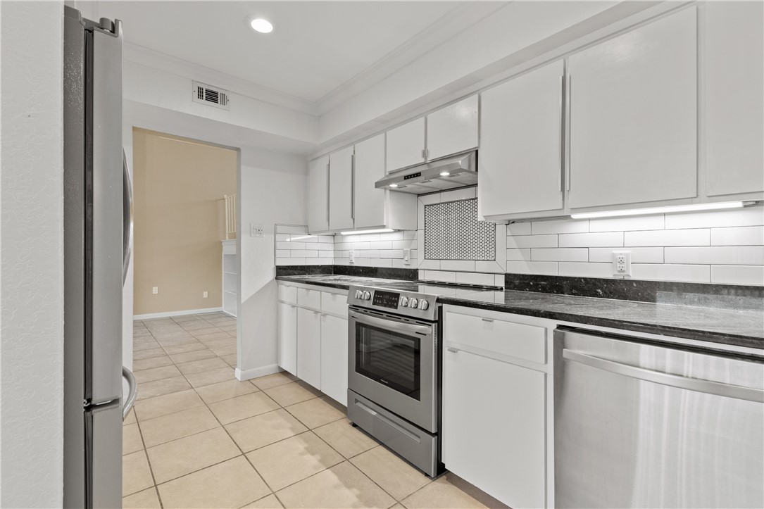 13731 Tajamar St Property Photo 9