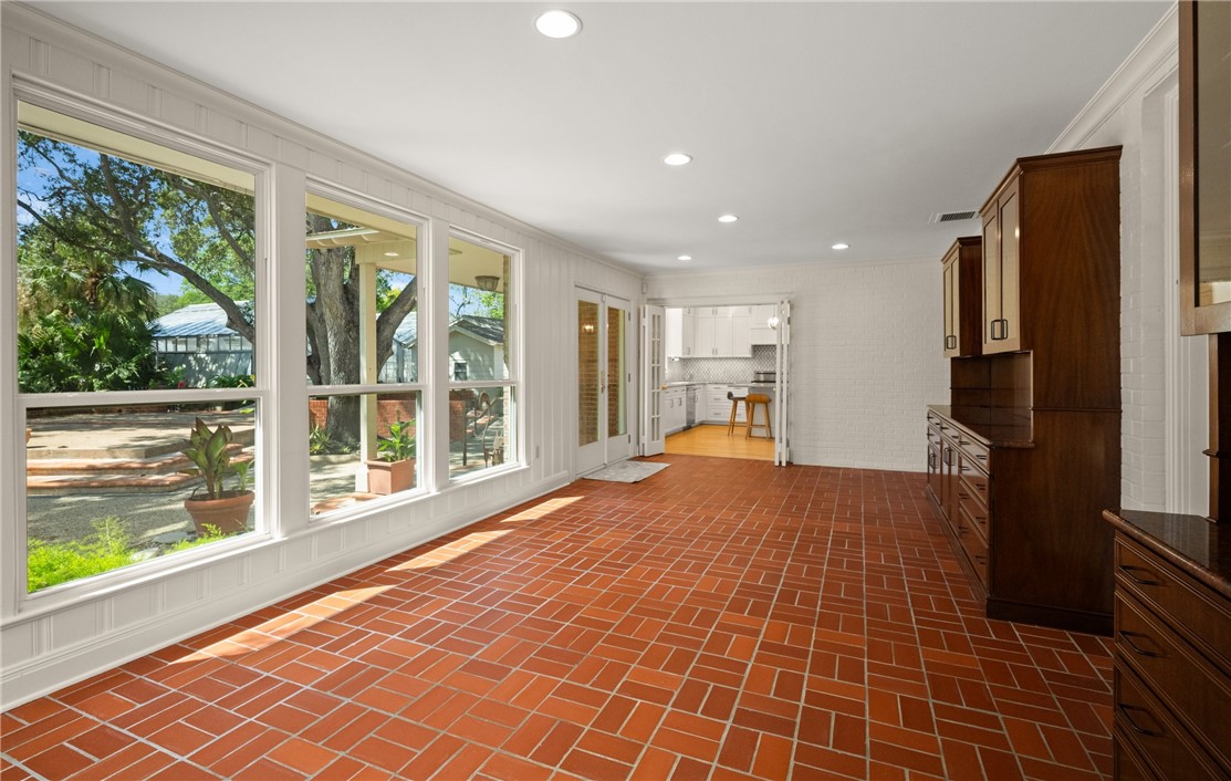 3845 Ocean Dr Property Photo 10