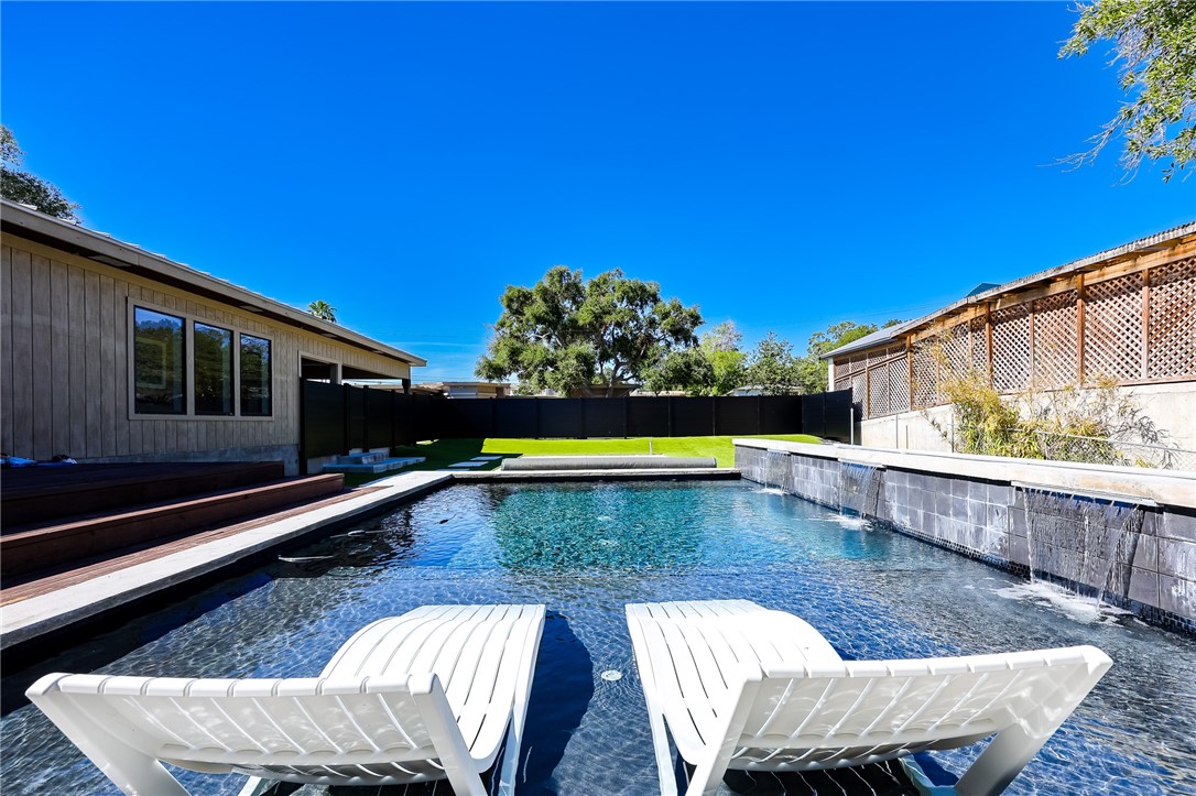 225 Chenoweth Dr Property Photo 2