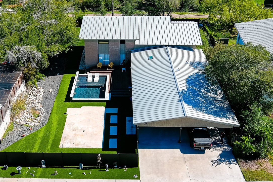 225 Chenoweth Dr Property Photo 3