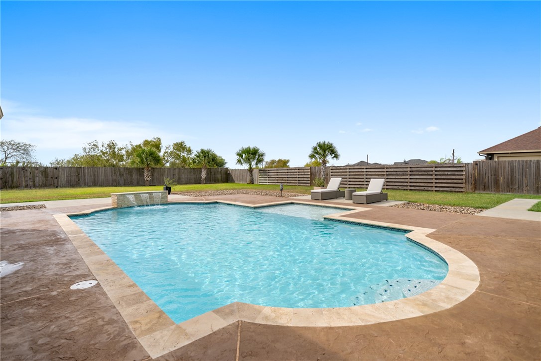 641 Hyacinth Dr Property Photo 4
