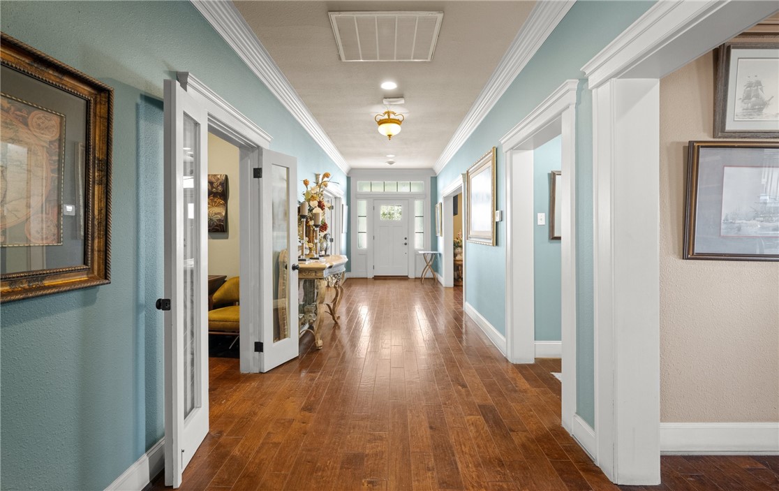 1402 N Chaparral St Property Photo 6