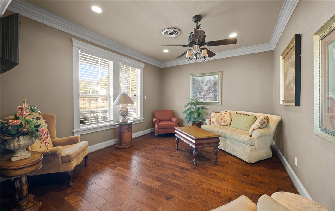 1402 N Chaparral St Property Photo 8