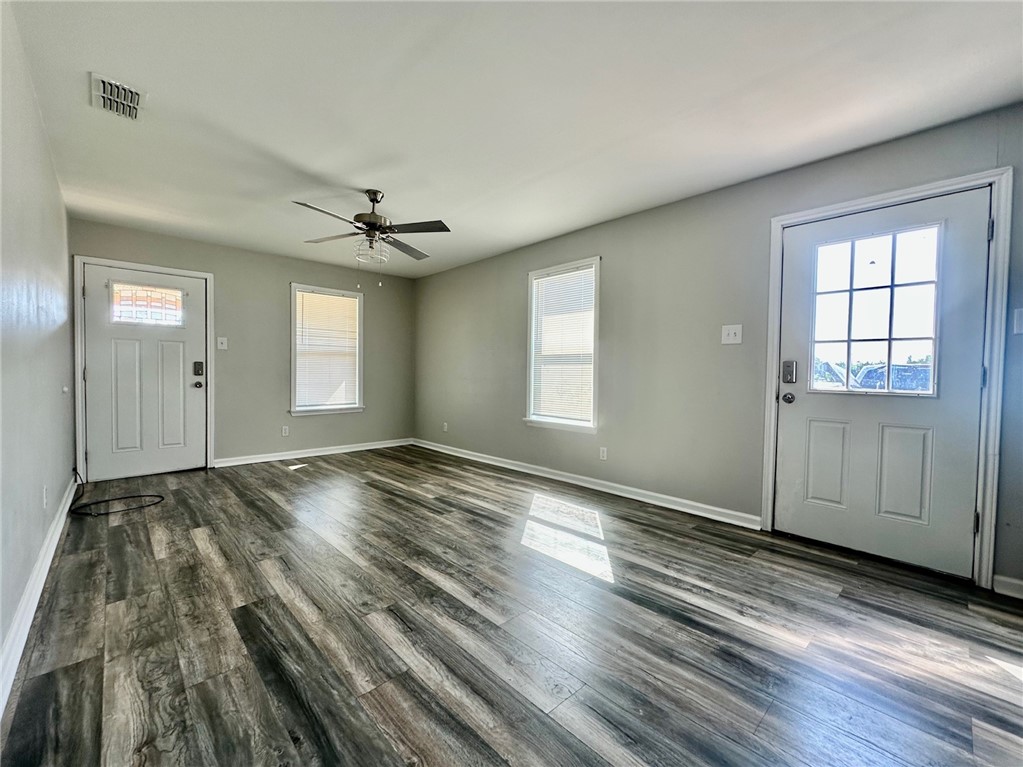 429 W Ave C Property Photo 6