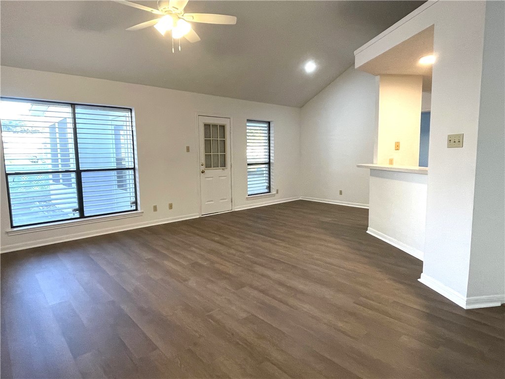 2992 Lakeview Dr E Property Photo 3