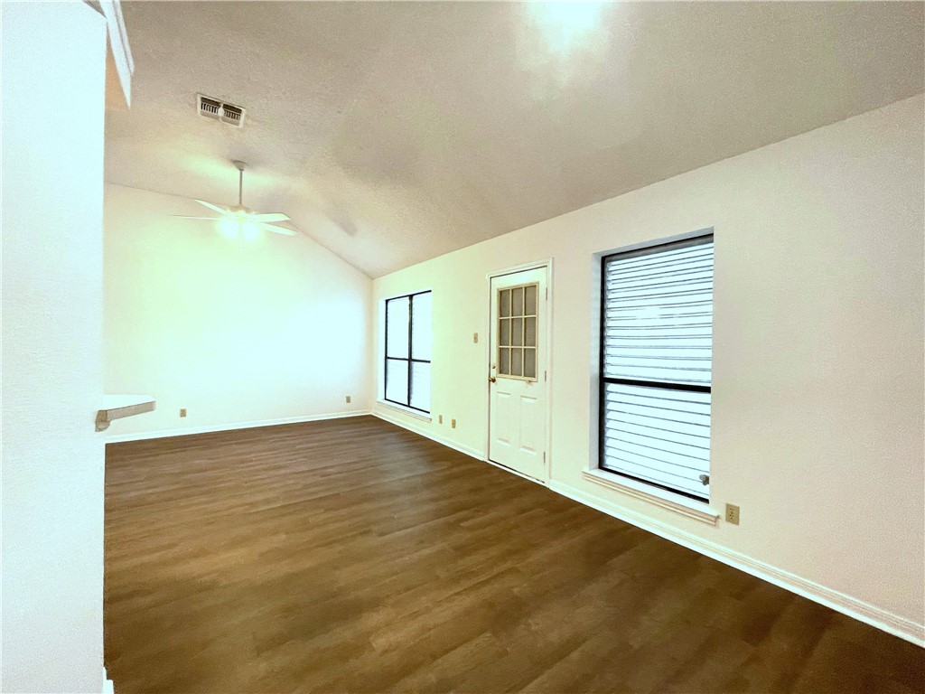 2992 Lakeview Dr E Property Photo 4