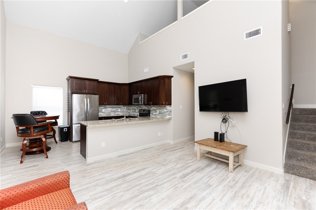 1403 S Young St Property Photo 10