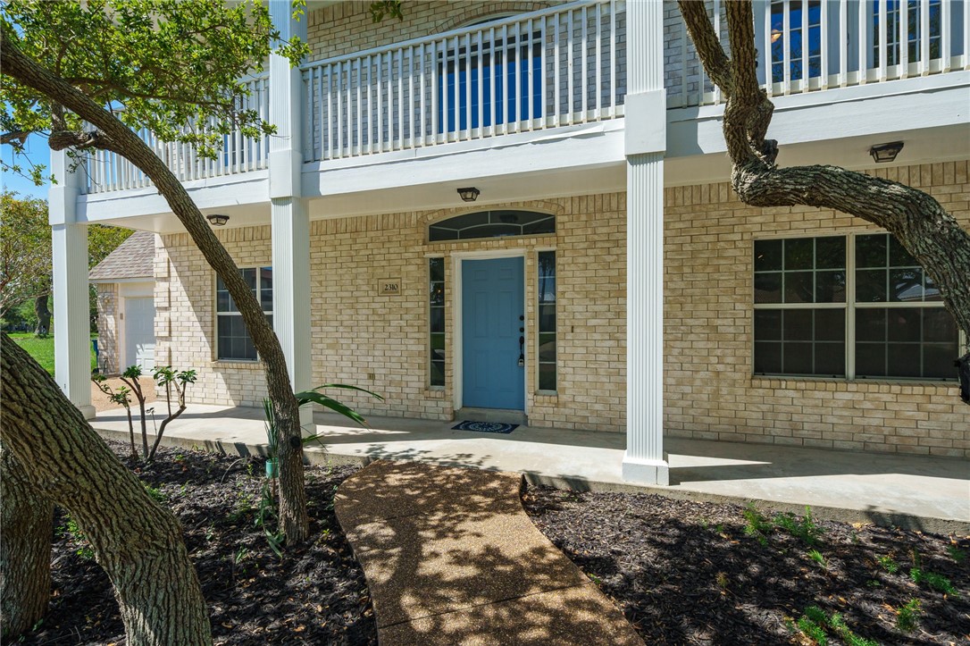 2310 Edgewater Ct Property Photo 4