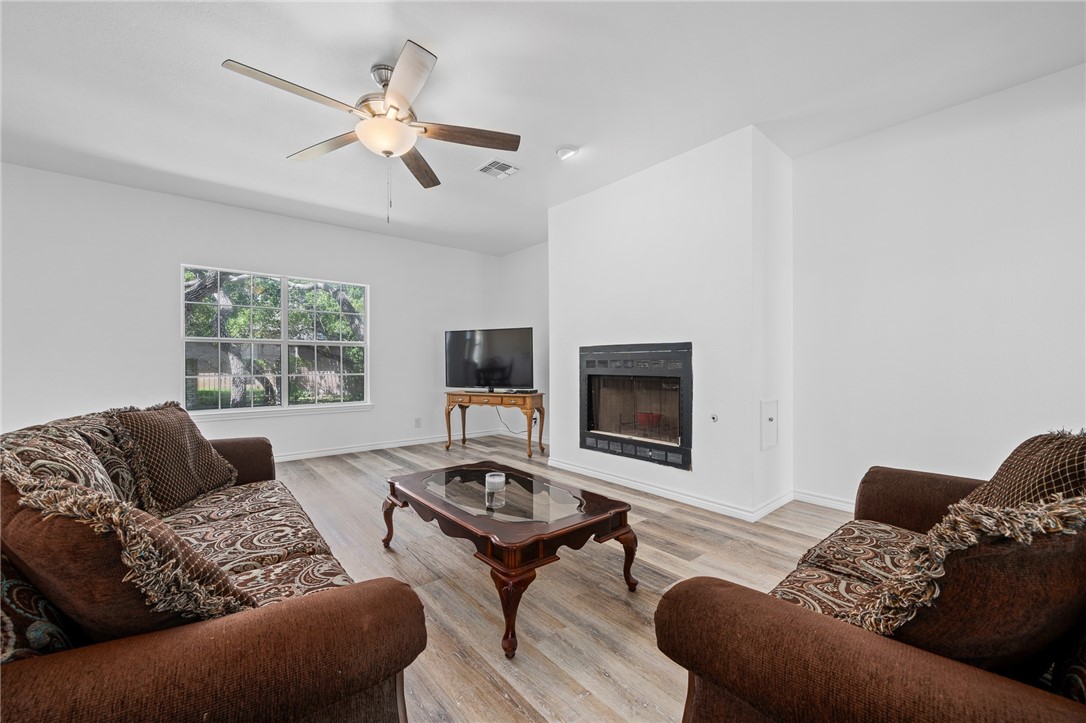 2310 Edgewater Ct Property Photo 9
