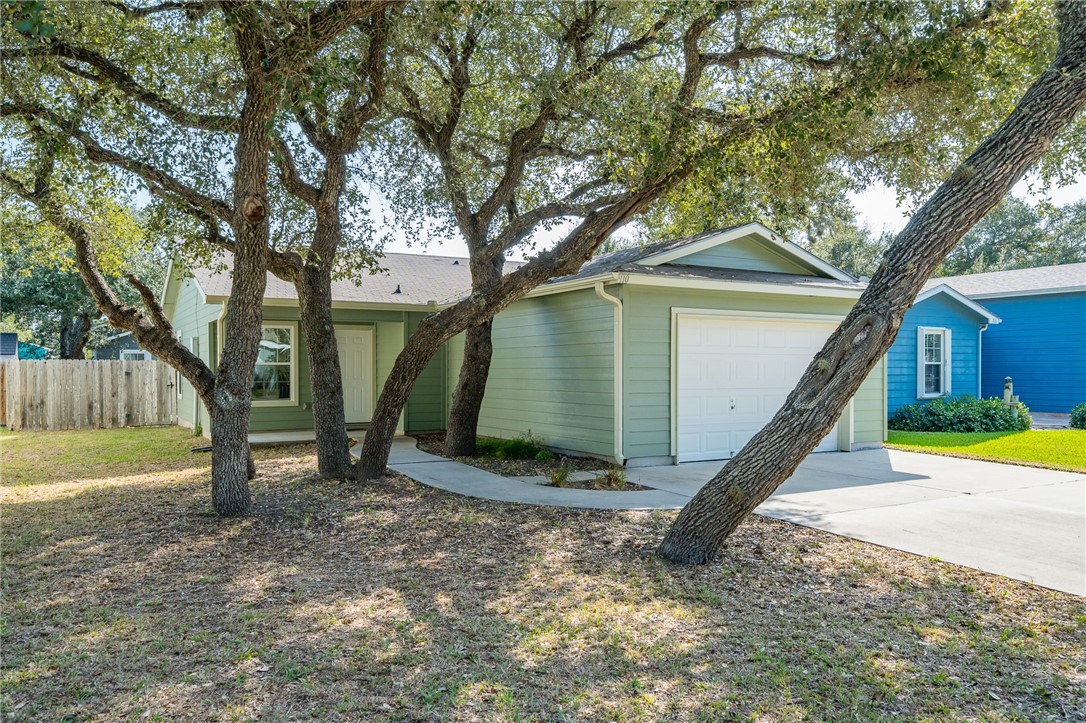 110 Pecan Harbor St Property Photo 3