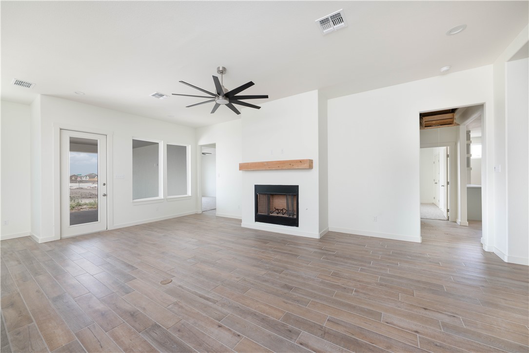 1402 Lois Chesney St Property Photo 6