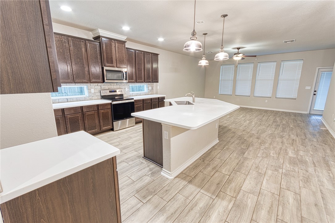 1725 Flagship Dr Property Photo 3