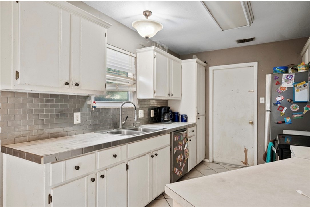2175 Timberleaf Property Photo 9