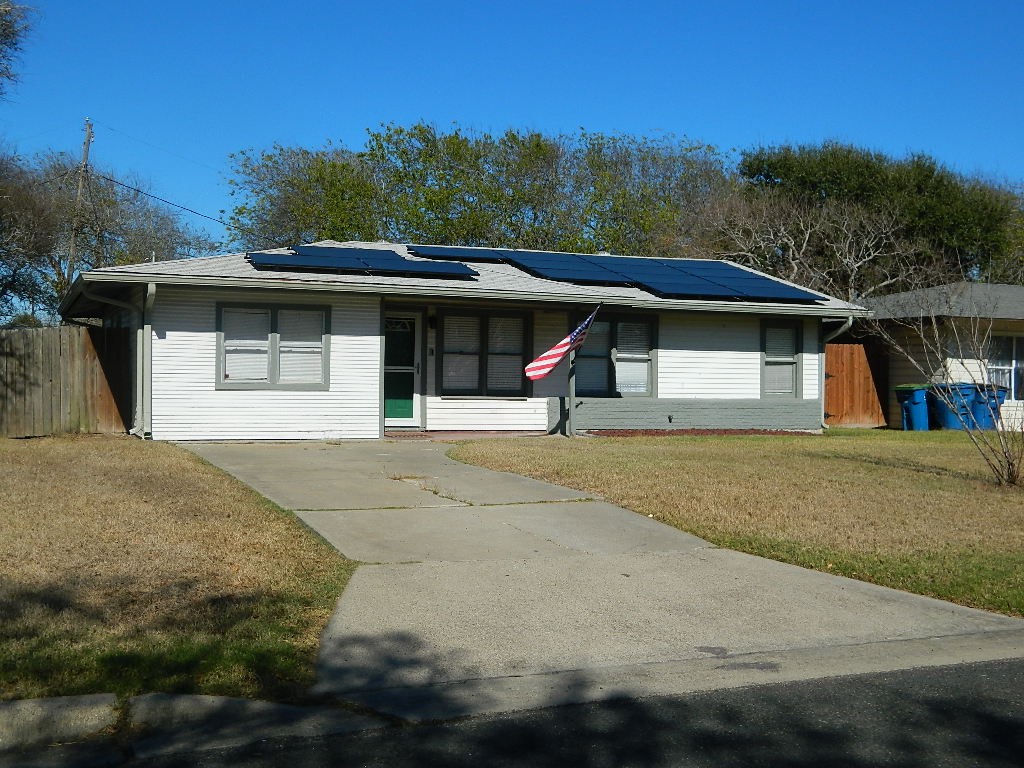 101 Maple Dr Property Photo 2