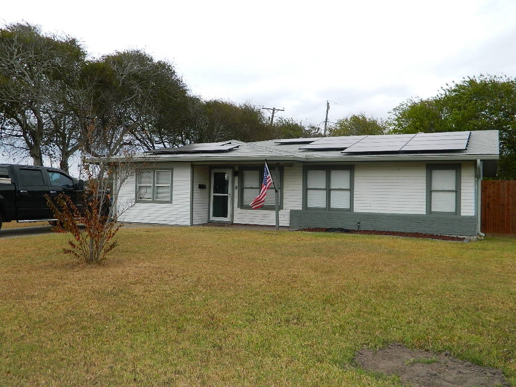 101 Maple Dr Property Photo 3