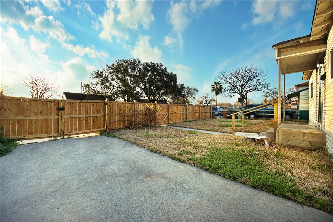3825 Sarita St Property Photo 8
