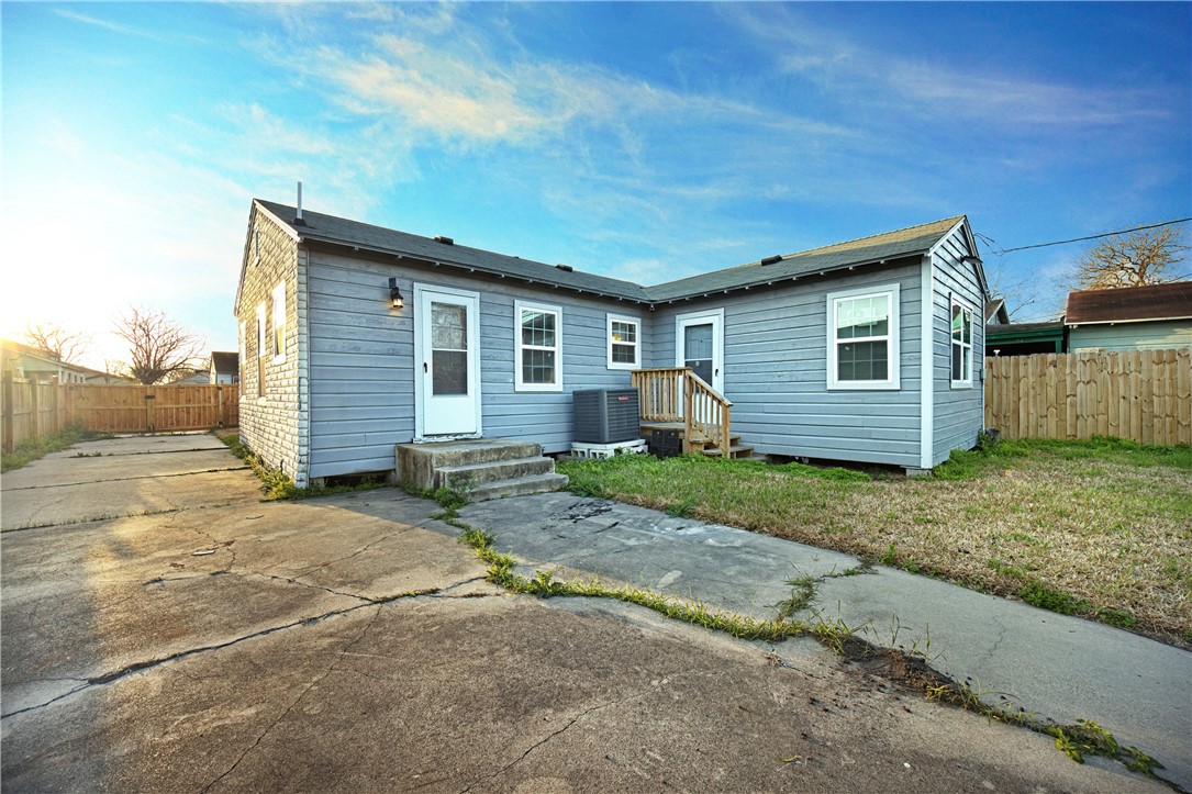 3825 Sarita St Property Photo 9